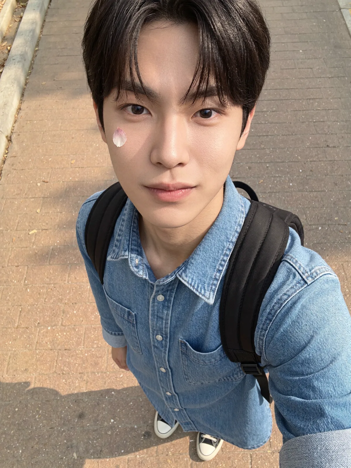 길거리 셀카, 데님 셔츠, 백팩